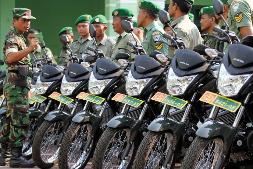 Personel Babinsa TNI AD mendengar arahan saat menerima jatah sepeda motor alokasi khusus Kodam Iskandar Muda di Makodim 0103 Aceh Utara, Aceh, Selasa (4/3).