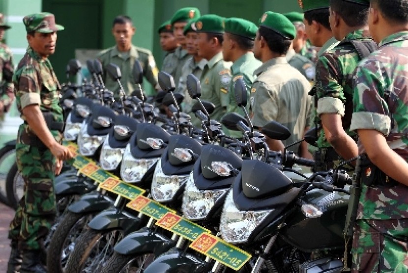 Personel Babinsa TNI AD mendengar arahan saat menerima jatah sepeda motor alokasi khusus