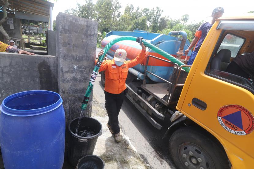 Personel Badan Penanggulangan Bencana Daerah (BPBD) mendistribusikan air bersih (ilustrasi)