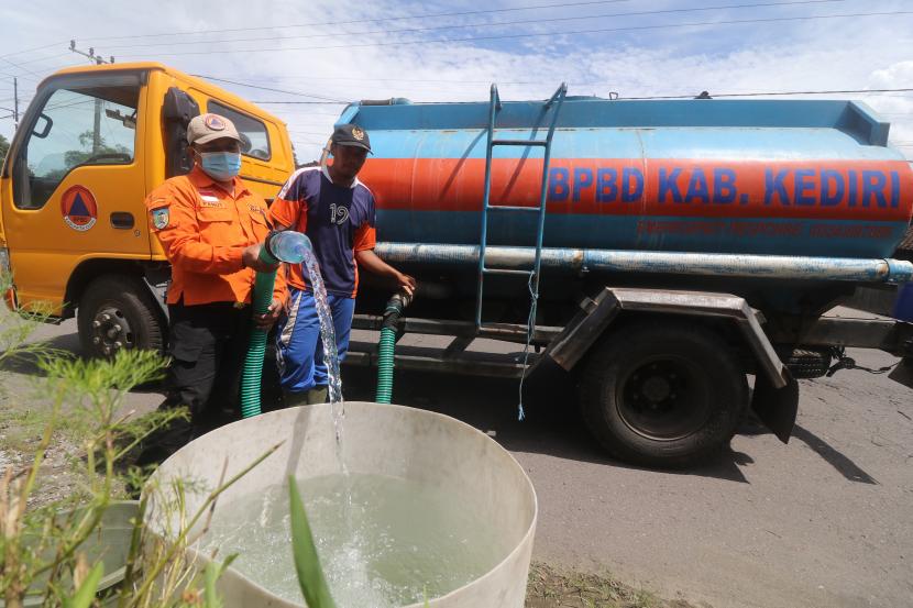 Personel Badan Penanggulangan Bencana Daerah (BPBD) mendistribusikan air bersih. (Ilustrasi)