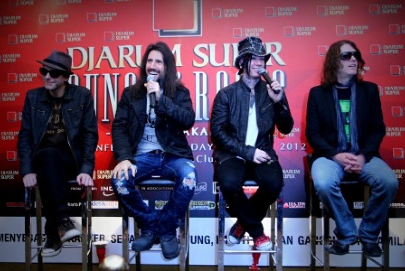 Personel band asal Amerika Serikat, Guns N' Roses: Tommy Stinson (bas), Ron Thal (Gitar), Daren Jay Ashba (gitar) dan Dizzy Reed (gitar) minus Axl Rose (vokalis) menghadiri konferensi pers jelang konser Guns N' Roses di Hotel Mulia, Jakarta, Jumat, (14/12)