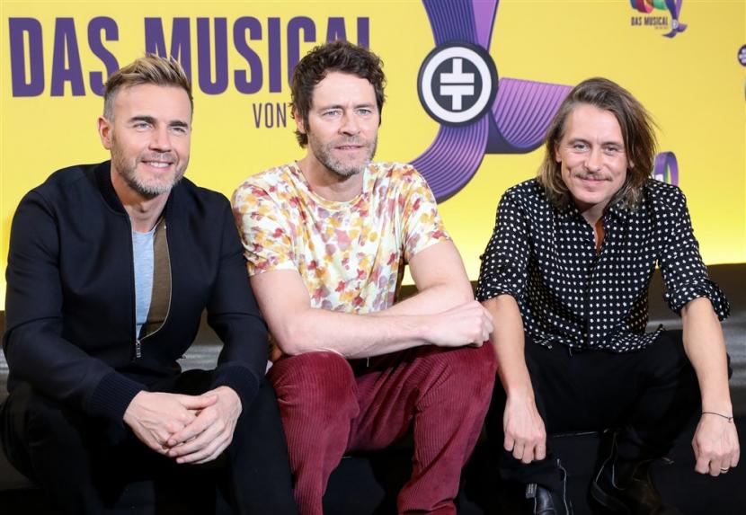 Personel band beraliran pop Take That, Gary Barlow (kiri), Mark Owen (tengah), dan Howard Donald di Berlin, Jerman, 1 April 2019. Take That telah ditinggalkan oleh dua personelnya, Jason Orange dan Robbie Williams.