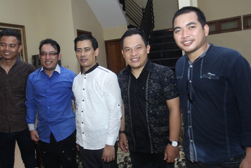  Personel band Wali berpose setelah konser bersama Achmad Rifai