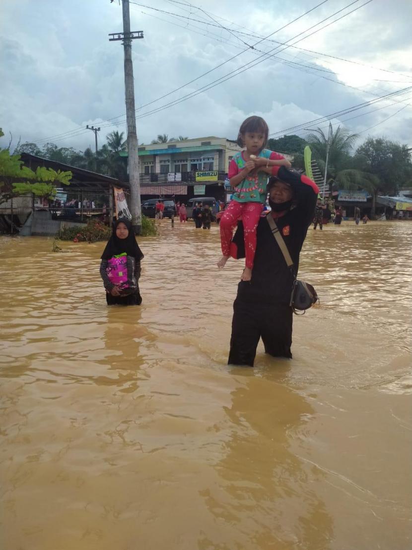 Personel Banser sedang membantu evakuasi korban banjir di Kalsel, Senin (18/1)