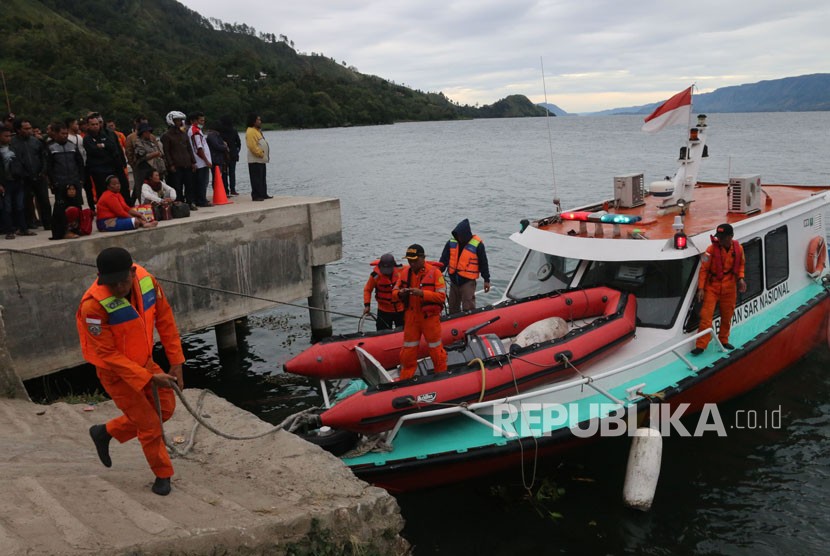 Personel Basarnas bersiap melakukan pencarian korban KM Sinar Bangun yang tenggelam di Danau Toba, Simalungun, Sumatra Utara, Selasa (19/6).