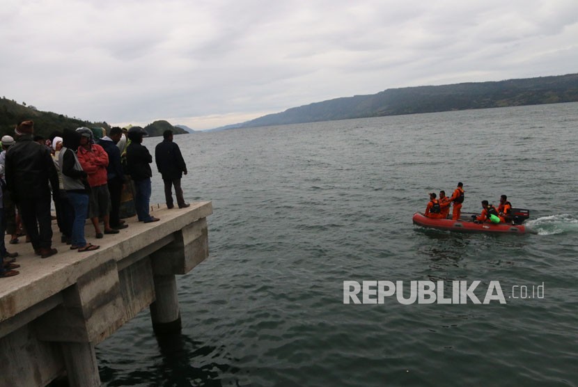 Personel Basarnas melakukan pencarian korban KM Sinar Bangun yang tenggelam di Danau Toba, Simalungun, Sumatra Utara, Selasa (19/6).