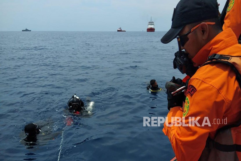 Personel Basarnas melakukan penyelaman untuk mencari korban pesawat Lion Air bernomor penerbangan JT-610 rute Jakarta-Pangkalpinang yang jatuh di laut utara Karawang, Jawa Barat, Senin (29/10/2018).