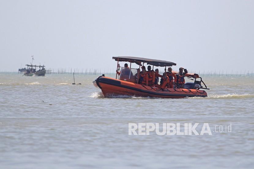 Personel Basarnas melakukan penyisiran saat pencarian Anak Buah Kapal (ABK) KM Barokah Jaya yang tenggelam di Perairan Indramayu, Jawa Barat, Kamis (8/4/2021). 