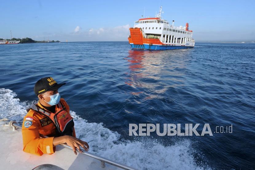 Petugas SAR melakukan upaya pencarian korban hilang di laut (ilustrasi)