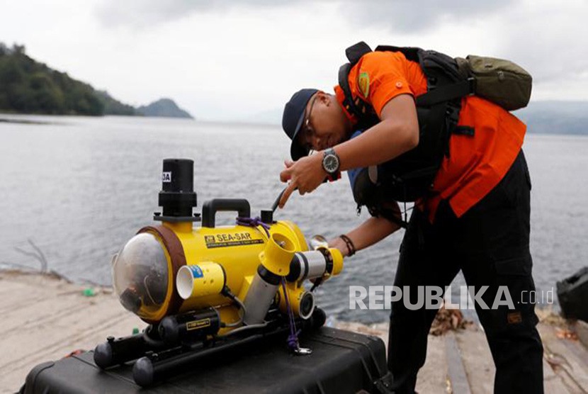 Personel Basarnas menyiapkan peralatan selam untuk mencari korban pesawat Lion Air bernomor penerbangan JT-610 rute Jakarta-Pangkalpinang yang jatuh di laut utara Karawang, Jawa Barat, Senin (29/10/2018). 