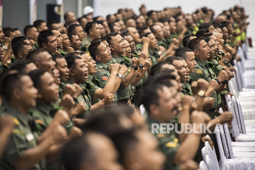 Personel Bintara Pembina Desa (Babinsa) yang hadir dalam Apel Besar Babinsa, menyanyikan mars Babinsa sebelum mendengarkan arahan dari Presiden Joko Widodo di Hanggar KFX PT DI di Bandung, Jawa Barat, Selasa (17/7). 