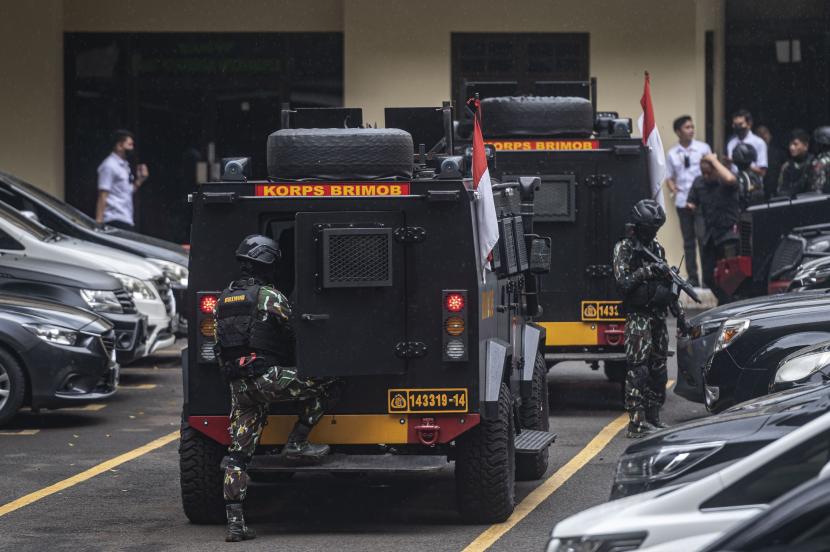 Personel Brimob berada di dekat kendaraan taktis Korps Brimob saat proses pelimpahan tahap dua kasus mantan Kadiv Propam Ferdy Sambo di Bareskrim Polri, Jakarta, Rabu (5/10/2022). Penyidik Bareskrim Polri menyerahkan 11 tersangka dan barang bukti kepada Kejaksaan Agung dalam pelimpahan tahap dua terkait kasus pembunuhan berencana Brigadir J dan obstruction of justice yang salah satunya menjerat mantan Kadiv Propam Ferdy Sambo.