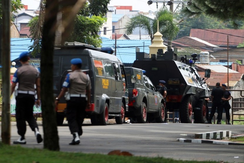 Personel Brimob berjaga di dekat pos polisi Mapolda Sumut pasca peristiwa penyerangan, di Medan, Sumatera Utara, Ahad (25/6). 