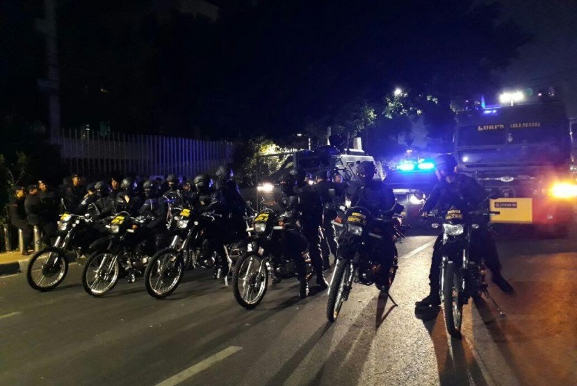 Personel Brimob berjaga di depan kantor YLBHI, Senin (18/9). 