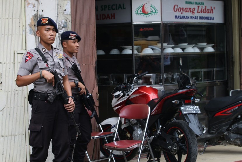 Personel Brimob berjaga di lokasi bekas bentrokan antar organisasi kepemudaan (OKP), di Jalan M.H Thamrin, Medan, Sumatera Utara, Senin (1/2). 