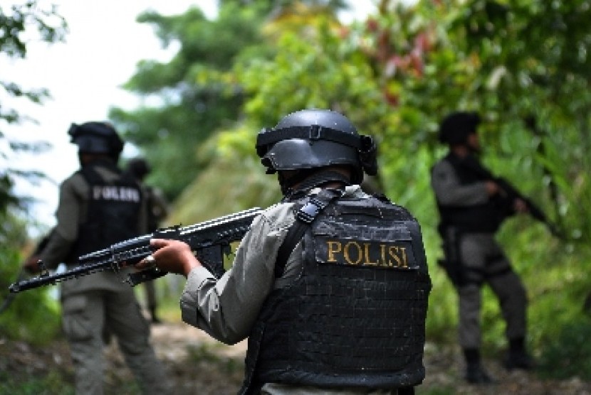 Personel Brimob berpatroli memburu teroris di Desa Tangkura, Poso Selatan, Sulawesi Tengah, Sabtu (14/3).