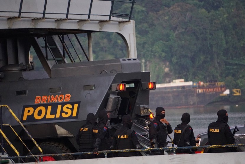 Personel Brimob bersenjata menyeberang menuju Pulau Nusakambangan menggunakan Kapal Pengayoman IV melalui dermaga penyeberangan Wijayapura, Cilacap, Jateng, Sabtu (16/4). 