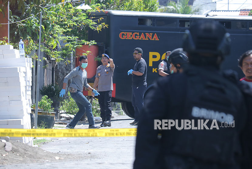 Personel Brimob bersiaga saat dilakukannya penggeledahan oleh Tim Densus 88 di kediaman terduga pelaku bom bunuh diri Polrestabes Surabaya, di Tambak Medokan Ayu, Surabaya, Jawa Timur, Selasa (15/5).