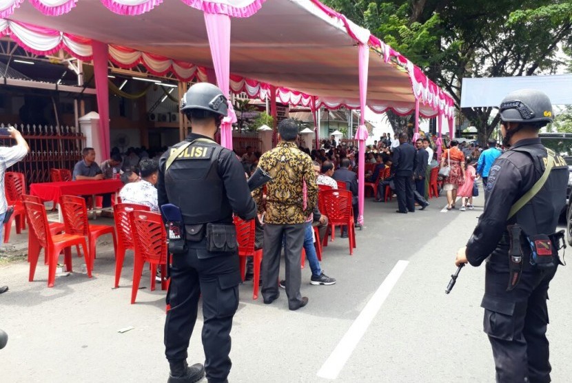 Personel Brimob mengamankan ibadah di Gereja BNKP Kota Padang, Sumatra Barat, Ahad (13/5). Menkumham Yasonna Laoly akan meresmikan pembangunan gereja tersebut.