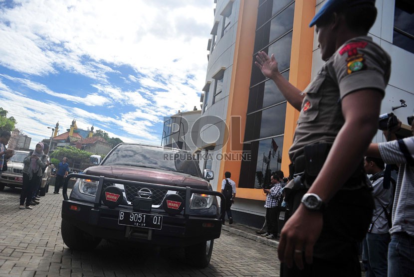  Personel Brimob mengawal jalannya proses evakuasi mobil sitaan oleh penyidik KPK di DPP PKS, Jakarta, Rabu (15/5).  (Republika/Edwin Dwi Putranto)