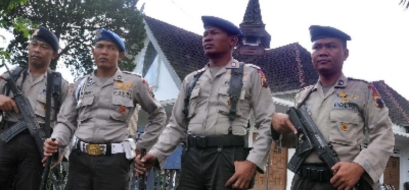 Personel Brimob Polda Jawa Tengah bersiaga di depan sebuah gereja pasca kerusuhan Temanggung pada beberapa waktu lalu.