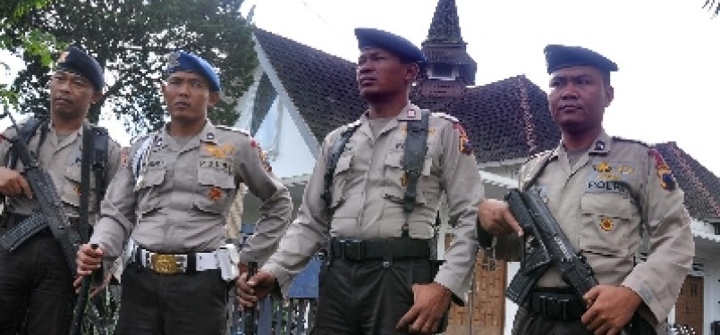 Personel Brimob Polda Jawa Tengah bersiaga di depan sebuah gereja.