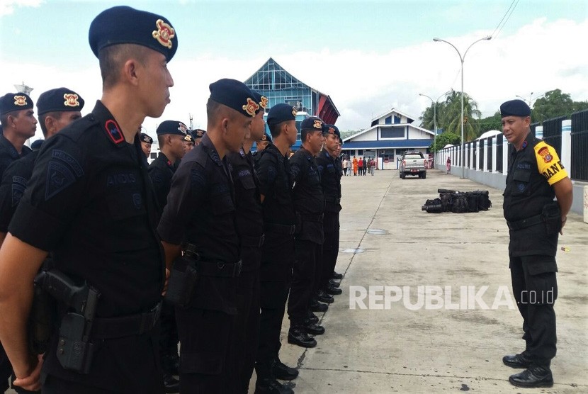 Personel Brimob Polda Sulawesi Tenggara melakukan apel di Pelabuhan Murhum untuk membantu pengamanan keributan di Buton, Baubau, Buton, Sulawesi Tenggara, Jumat (7/6/2019). 