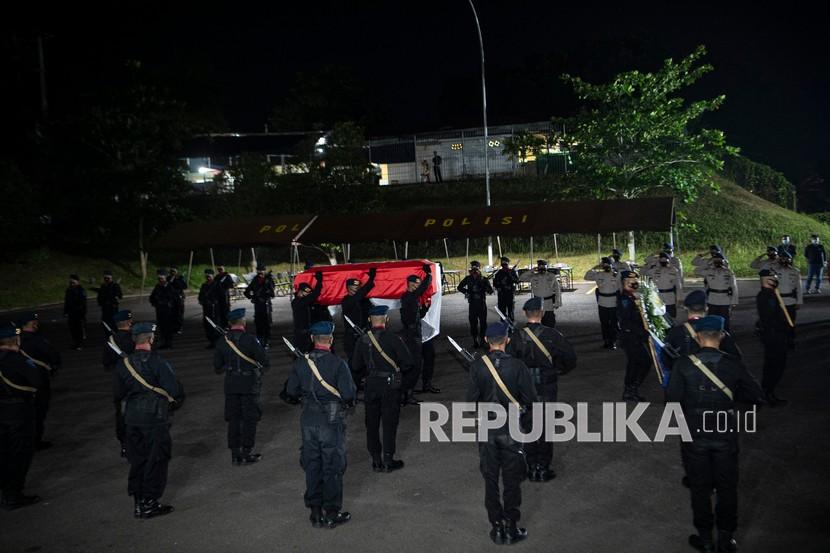 Personel Brimob Polda Sumatera Selatan mengusung peti jenazah personel Batalyon C Res III Pas Pelopor Korbrimob Polri Bharada I Komang Wira Natha saat tiba di terminal kargo Bandara Internasional Sultan Mahmud Badaruddin (SMB) II Palembang, Sumatera Selatan, Rabu (28/4/2021). Anggota Satgas Nemangkawi Bharada I Komang Wira Natha tersebut gugur akibat tertembak oleh Kelompok Separatis dan Teroris (KST) Papua di Kampung Makki, Distrik Ilaga Utara, Kabupaten Puncak, Papua pada Selasa (27/4) lalu. 