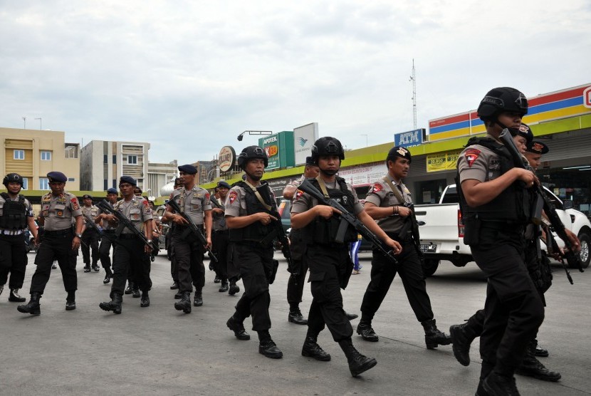 Personel Brimob Polda Sumut berjaga di kawasan terjadinya perusakan pos sekuriti di perumahan elit Cemara Asri Medan, Sumatera Utara, Senin (4/2/2019).