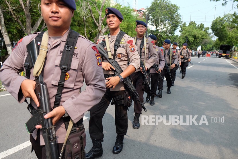 Personel Brimob Polri berjalan menuju Mapolrestabes Medan pascabom bunuh diri di Sumut, Rabu (13/11/2019).