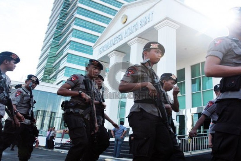 Personel Brimob Polri melakukan pengamanan ketika berlangsungnya sidang perdana tokoh pemuda Indonesia Timur, Hercules di Pengadilan Negeri Jakarta Barat, Kamis (30/5).   (Antara/Dhoni Setiawan)