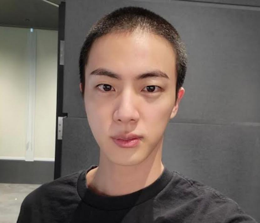 Personel BTS, Jin, memperlihatkan kesiapannya menjalani wajib militer dengan mencukur rambutnya.