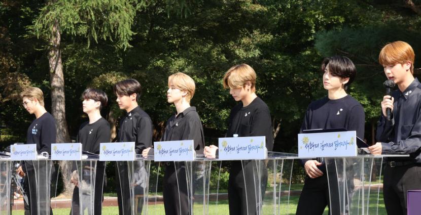 Personel BTS ketika hadir di Youth Day, Korea Selatan, 19 September. Di Sidang Umum PBB pada 23 September, BTS membagikan pesan harapan agar semua orang melepaskan diri dari keputusasaan saat dihantam pandemi Covid-19.