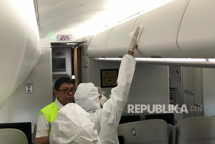 Personel dari Garuda Maintenance Facility (GMF) Aero Asia melakukan proses desinfeksi di pesawat Garuda Indonesia di Hanggara GMF, Cengkareng, Jumat (6/3) dengan menggunakan cairan desinfektan  berkadar alkohol 70 persen. 
