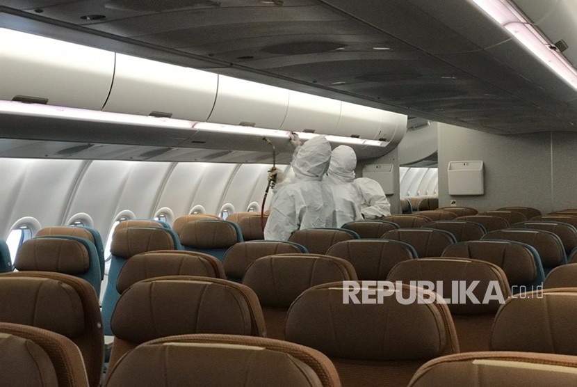 Personel dari Garuda Maintenance Facility (GMF) Aero Asia melakukan desinfeksi (ilustrasi). Sirkulasi udara di kabin pesawat dipastikan aman. 