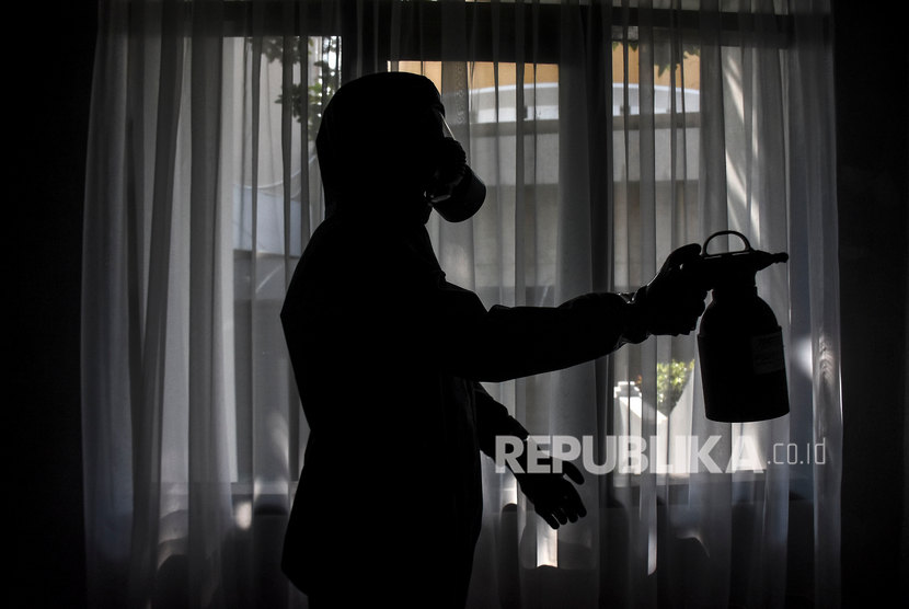 Personel dari Unit Kimia Biologi Radioaktif (KBR) Gegana Brimob Polda Jabar menyemprotkan cairan disinfektan di sajadah Masjid Raya Bandung, Jalan Dalem Kaum, Kota Bandung, Sabtu (14/3).(Republika/Abdan Syakura  )