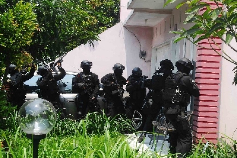 Personel Densus 88 Mabes Polri melakukan penggrebekan di rumah terduga teroris (ilustrasi)