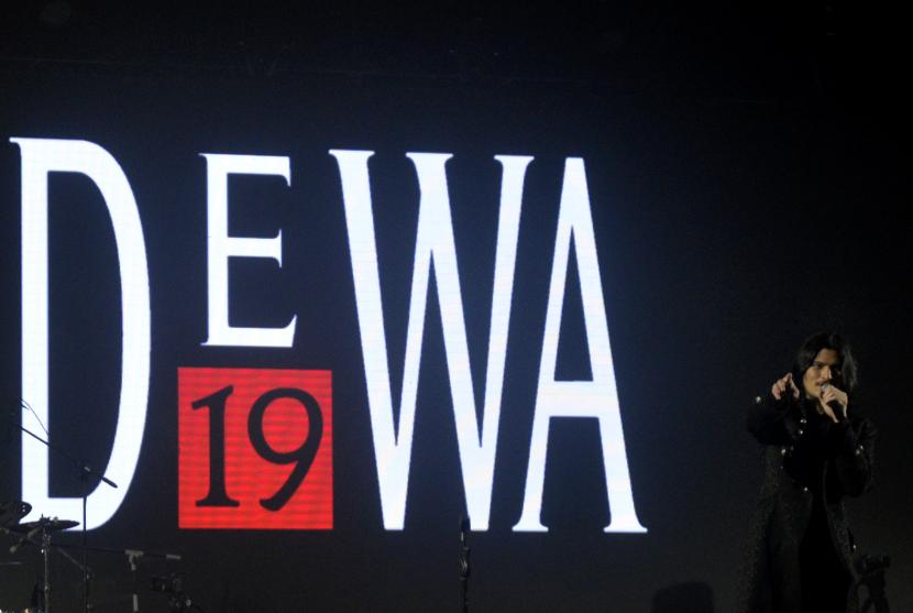 Personel Dewa 19 Virzha tampil saat konser 30 Tahun Dewa 19 di Makassar, Sulawesi Selatan, Rabu (6/7/2022) malam. (Ilustrasi)