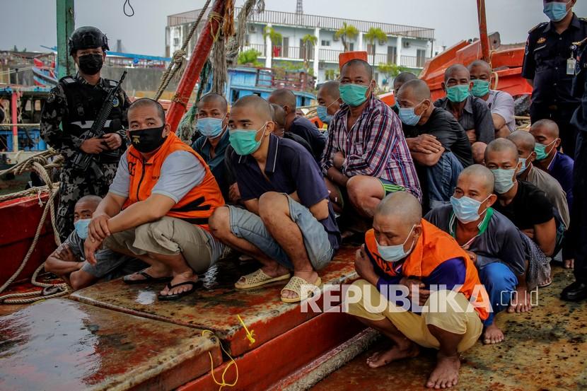 TNI AL mengamankan kapal asing yang melakukan penangkapan ikan secara ilegal beserta 12 awak kapal berkewarganegaraan Vietnam di Perairan Natuna Utara. 
