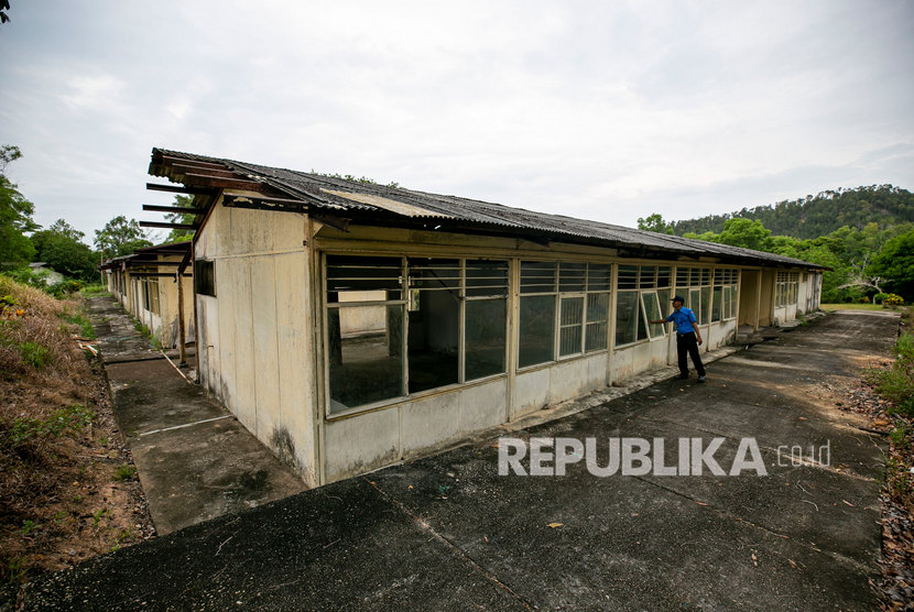 Personel Direktorat Pengamanan (Ditpam) BP Batam memeriksa salah satu bangunan yang berada di kawasan wisata Ex Camp Vietnam di Pulau Galang, Batam, Kepulauan Riau, Kamis (5/3/2020).