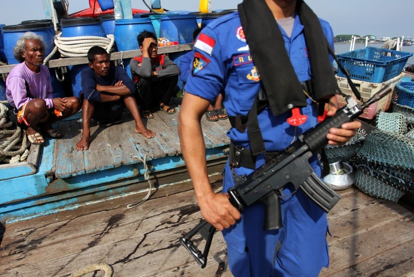 Personel Dit Polair Polda Sumut berjaga di dekat nelayan asing pelaku pencurian ikan (illegal fishing) di Belawan, Sumatera Utara, Kamis (21/5). Antara/Irsan Mulyadi