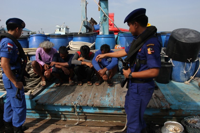 Personel Dit Polair Polda Sumut berjaga di dekat nelayan asing pelaku pencurian ikan (illegal fishing) di Belawan, Sumatera Utara, Kamis (21/5). Antara/Irsan Mulyadi