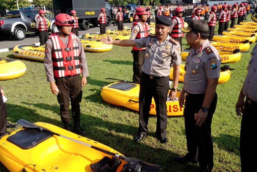 Personel Dit Sabhara Polda Jatim mengangkat perahu kano saat apel kesiapan siaga bencana banjir di Mapolda Jatim, Surabaya. (ANTARA/Eric Ireng)