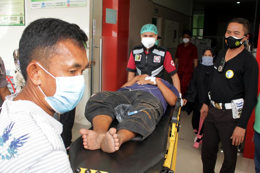 Salah satu korban ledakan bom ke dalam mobil ambulans untuk dirujuk ke Rumah Sakit Bhayangkara di Makassar, Sulawesi Selatan, Ahad (28/3/2021). Korban luka ringan hingga berat akibat ledakan bom di Gereja Katedral Makassar bertambah menjadi 20 orang dan korban tewas berjumlah dua orang yang diduga pelaku bom bunuh diri.