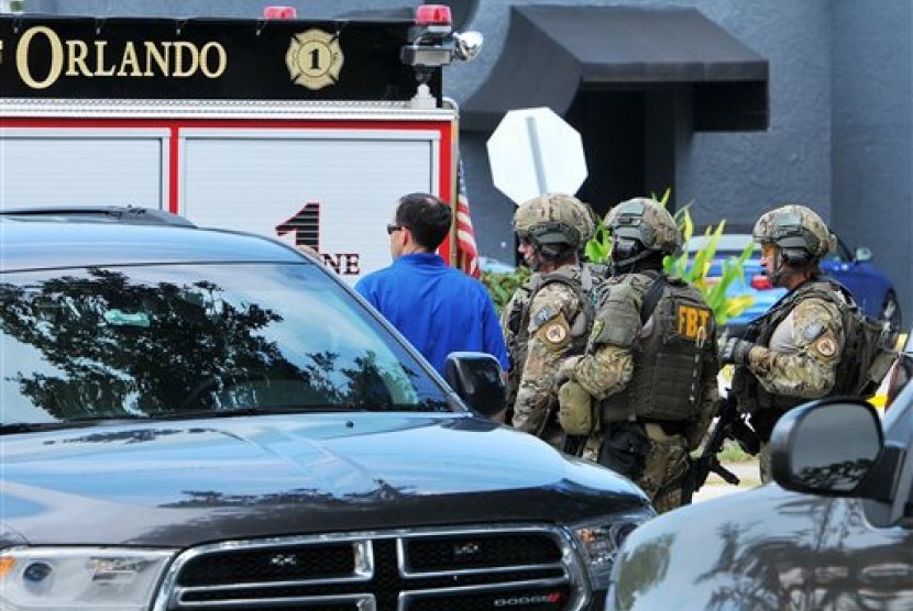 Personel FBI, Orlando Police Department dan Kantor Sherif Orange County menyelidiki serangan di kelab malam gay di Orlando, Florida, Ahad, 12 Juni 2016.