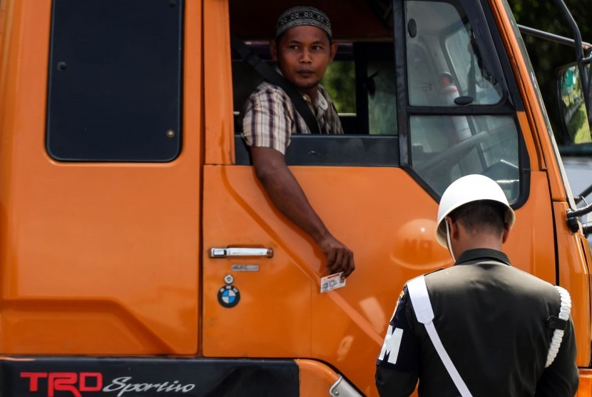 Personel Pomdam Jaya menggelar razia kendaraan pelat dinas TNI di Jalan Otista, Kelurahan Bidara Cina, Kecamatan Jatinegara, Jakarta Timur, Senin (13/2/2023).