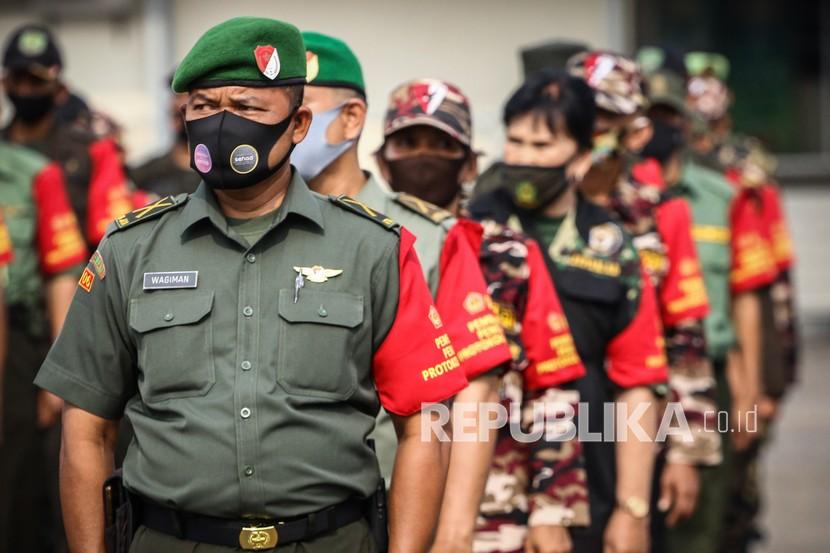 [Ilustrasi] Personel gabungan TNI, Polri dan Organisasi Masyarakat mengawasi pelaksanaan protokol kesehatan COVID-19 selama pelaksanaan PSBB di DKI Jakarta.