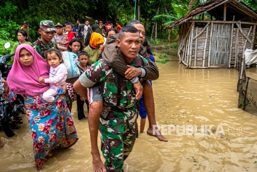 Personel gabungan TNI-POLRI mengevakuasi warga akibat banjir (ilustrasi)