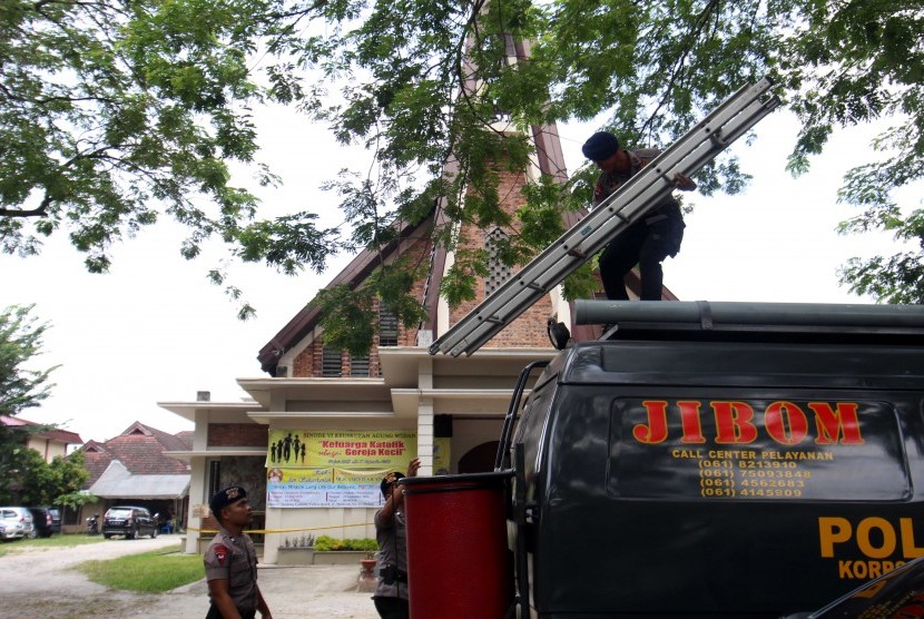 Personel Gegana Brimob Polda Sumut melakukan olah tempat kejadian perkara (TKP) pasca peristiwa teror bom di Gereja Katolik Stasi Santo Yosep Medan, Sumatera Utara, Senin (29/8). 