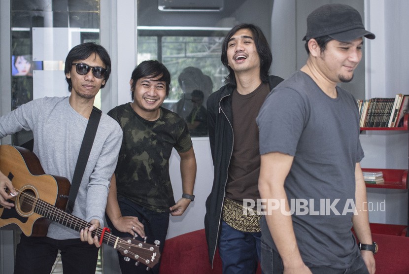 Personel grup band Sheila On 7, vokalis Duta (kedua kanan), bassis Adam (kanan), drummer Brian Kresno Putro (kedua kiri), dan gitaris Eross Candra (kiri) saat memberikan keterangan pers terkait peluncuran lagu baru band tersebut di Jakarta, Senin (29/1). 